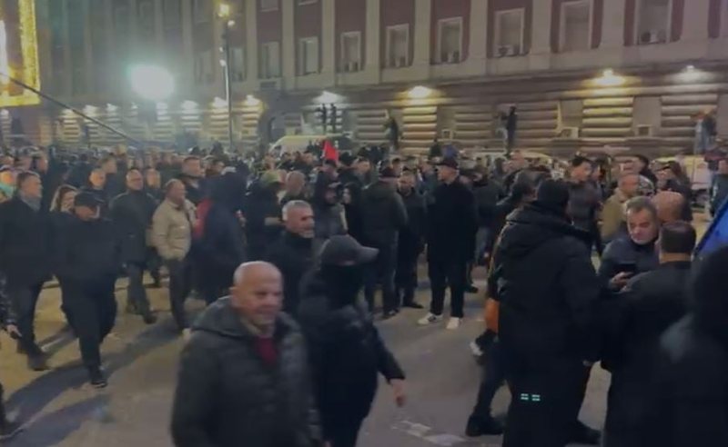 Pas hedhjes së bombave molotov te Kryeministria, protestuesit marshojnë drejt Ministrisë së Brendshme