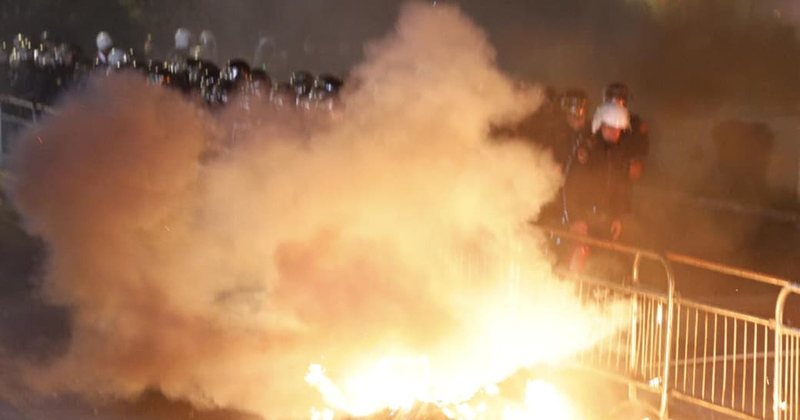 Momenti kur molotovët e Berishës përfshijnë në flakë protestuesin