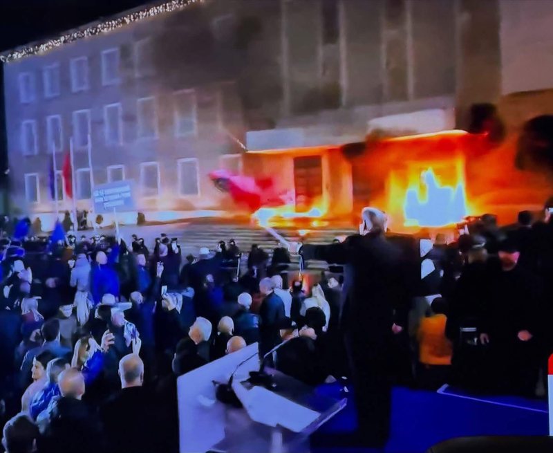 Molotov drejt policisë, dy efektivë të lënduar nga protestuesit e opozitës