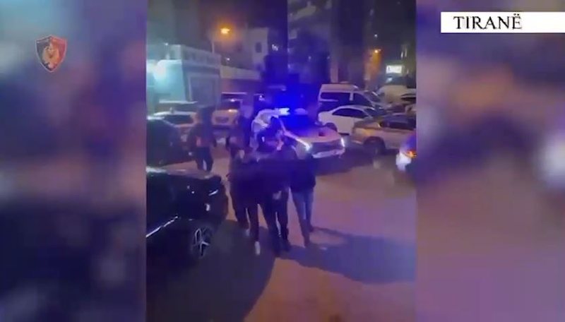 Goditet grupi që shiste lëndë narkotike në Tiranë, arrestohen 22 persona, 5 të arrestuar më herët, 6 në kërkim