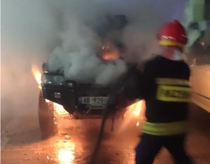 Përfshihet nga flakët një makinë në Pogradec, dyshohet e qëllimshme