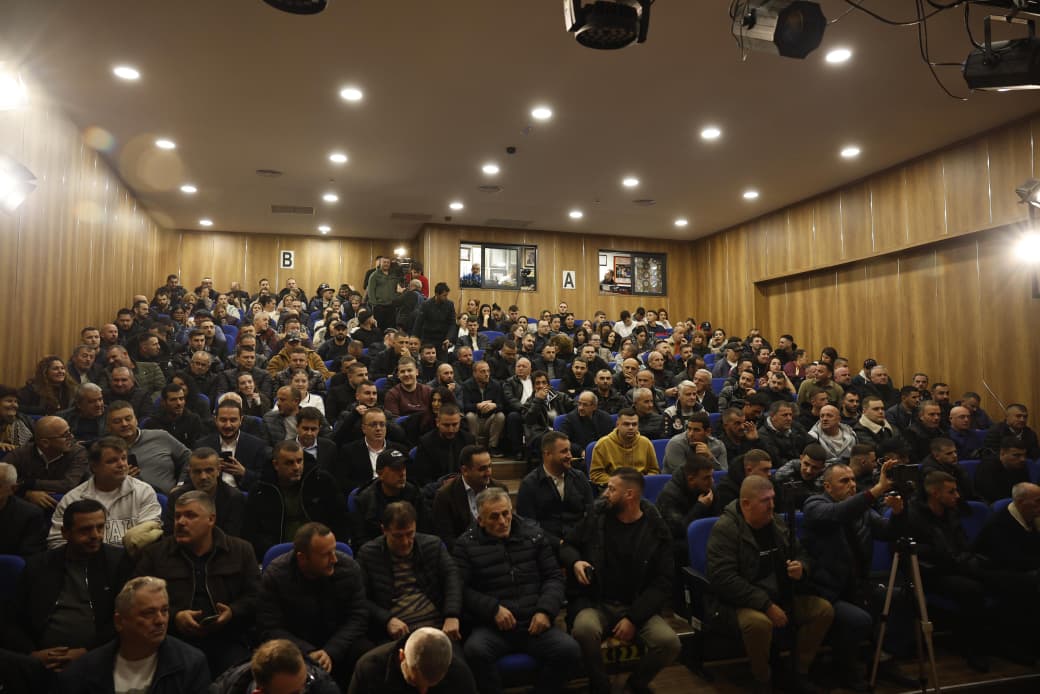 Demokratët e Durrësit nuk i binden Berishës, mbushin sallën plot për Salianjin dhe Alimehmetin