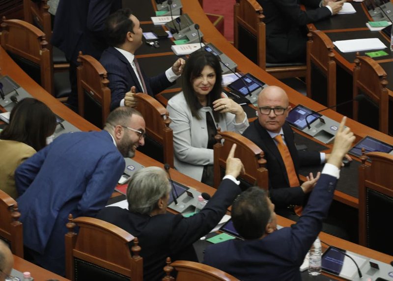 “Parlamenti është kthyer në ‘estradë’, me aktorë nga PS dhe duartrokitës nga PD”