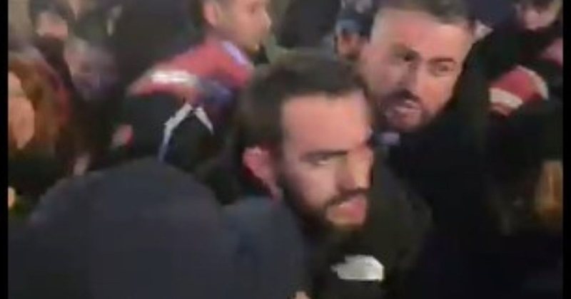Përplasje mes policisë dhe protestuesve para Kryeministrisë