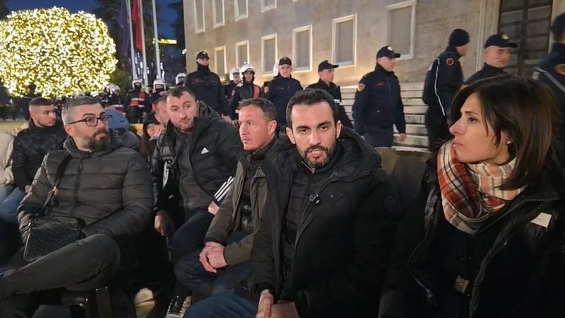 Lapaj i ‘liron’ vendin Berishës dhe zhvendos protestën disa metra më tutje