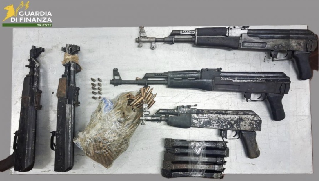 Trafik armësh drejt Italisë, arrestohen 3 shqiptarë! Ja çfarë u sekuestrua 