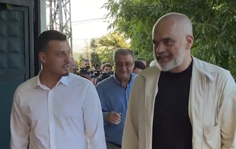 Edi Rama shkoi t’i takonte të atin në burg, djali i Hashim Thaçit e falenderon publikisht: Je shembulli i atdhedashurisë