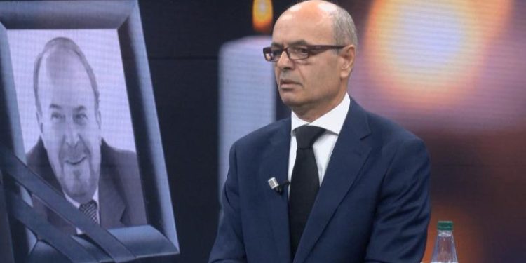 Përplasjet në Kuvend, Petro Koçi: Opozita po e ndihmon qeverinë me këto shfaqje