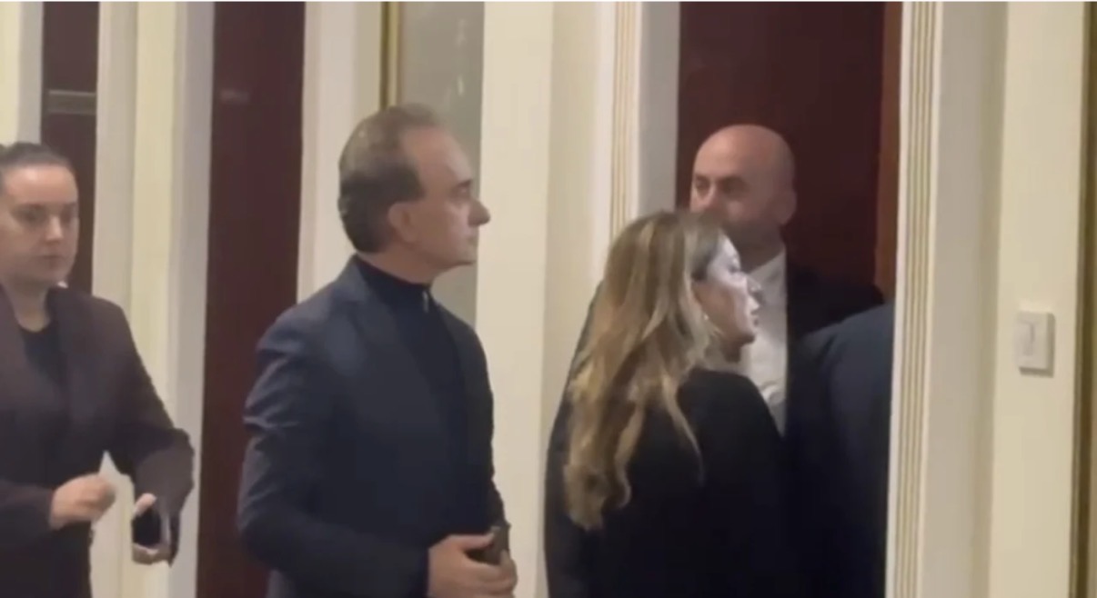 Përplasja tek “Etika”, deputeti i PD debaton me punonjësit e Kuvendit: Të lejohet raportimi i mediave