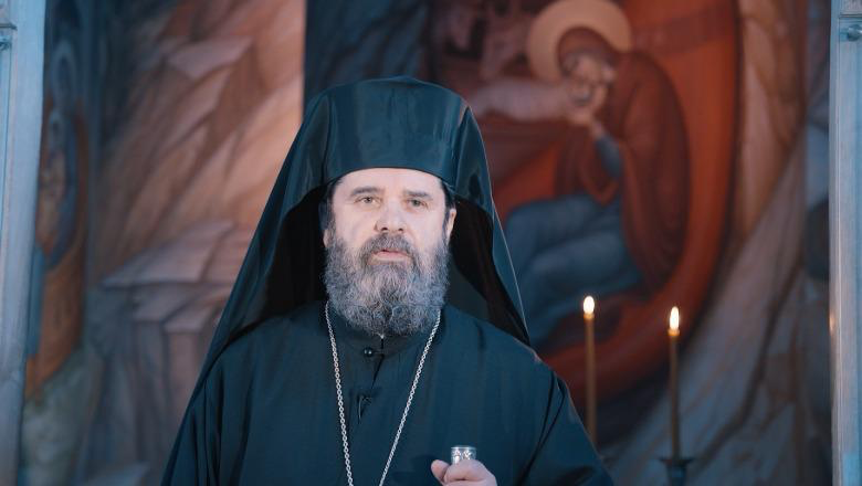 Në vigjilje të Krishtlindjes, Kryepeshkopi Joani uron besimtarët e krishterë : Kjo festë vjen si rreze shprese, ngushëllimi dhe paqeje