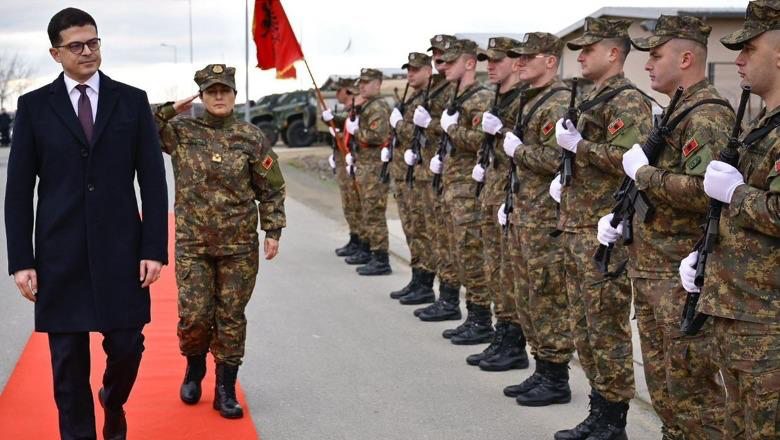 Ministri Vengu viziton trupat shqiptare në misionin e NATO-s në Bullgari: Vlerësim për togën tonë