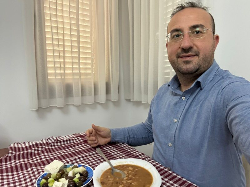Deputeti lushnjar i PD-së lë politikën dhe komenton Big Brother-in: Me Vrenozin nuk na bashkon vetëm partia, por edhe fasulet