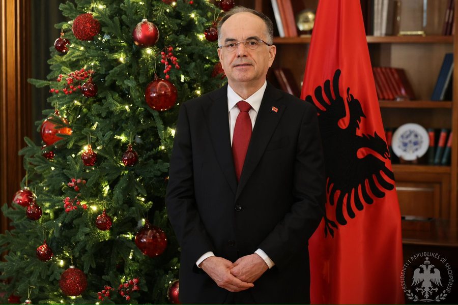 Nata e ndërrimit të viteve, Presidenti Begaj uron qytetarët: Çdo familje shqiptare pastë shëndet dhe mbarësi! 