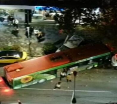I preu rrugën, momenti kur autobusi merr përpara vajzën që lëvizte me biçikletë! Arrestohet shoferi, 18-vjeçarja dhe 3 pasagjerë përfundojnë në spital (VIDEO)