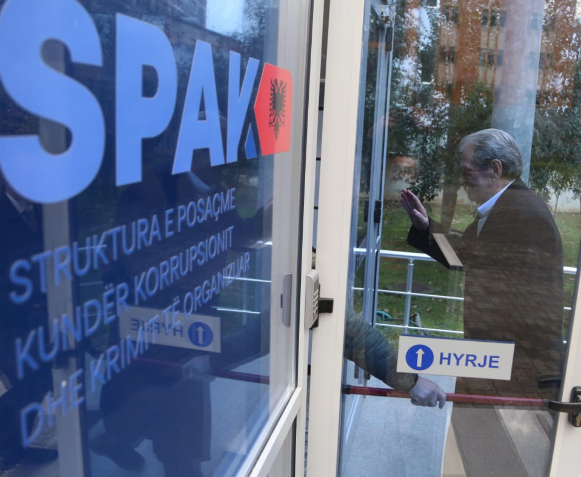 Edhe pse ditë pushimi, Berisha paraqitet në SPAK për masën “detyrim paraqitje”