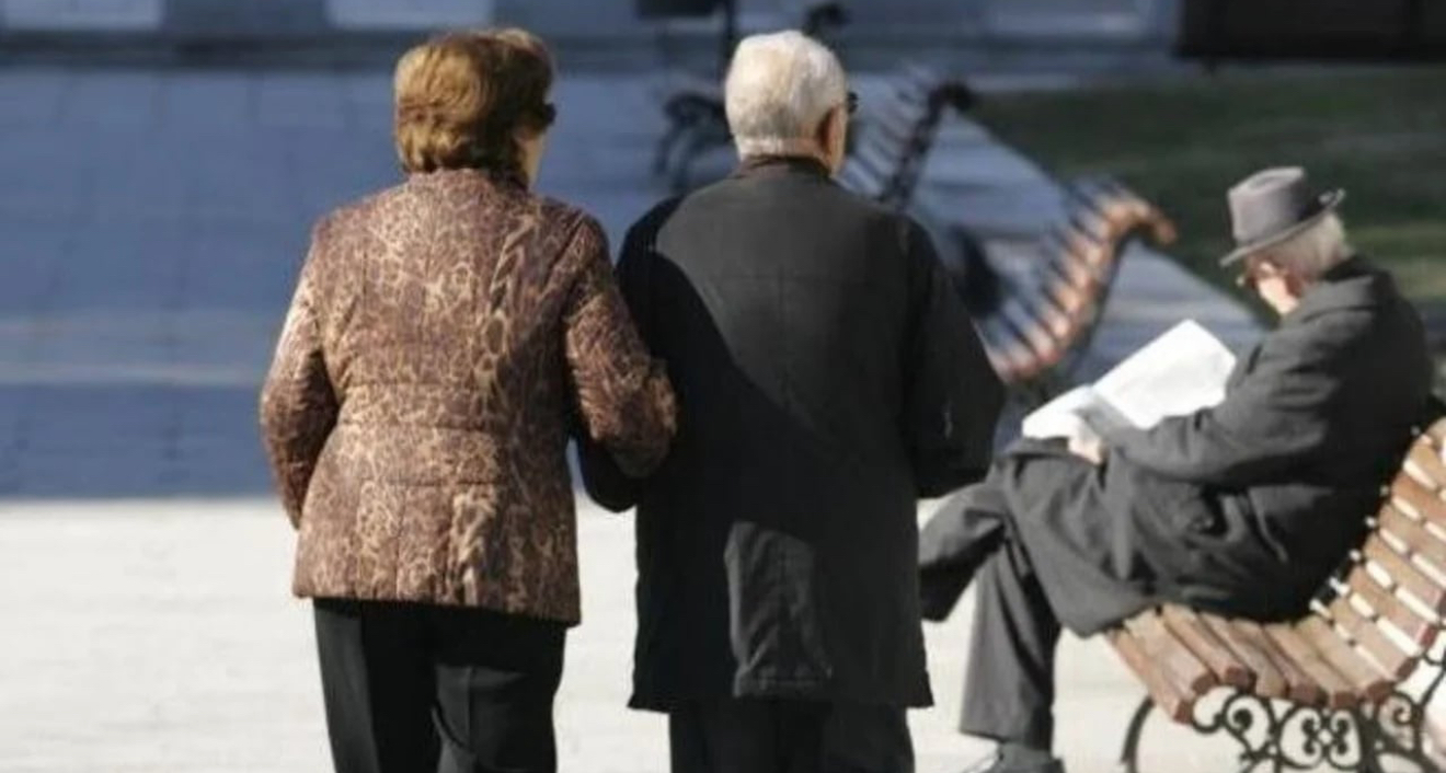 Pensionistët marrin bonusin/ Nga sot, 756 mijë pensionistë mund të tërheqin nga 10 deri në 15 mijë lekë