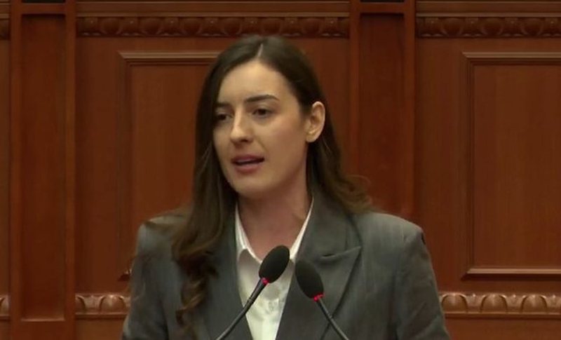 “Jam njeri, jo robot” – Zegjina Çaushi iu përgjigjet atyre që e ironizojnë për gabimet në Kuvend