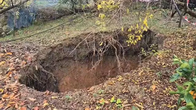 Gropë karstike 10 metra e thellë pranë banesave në Belsh, banorët në panik