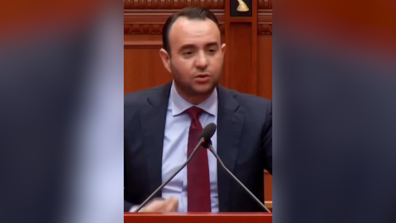 Ty të tërheq vëmendjen që më tërheq vëmendjen/ Balliu Junior: Rri tani aty (VIDEO)