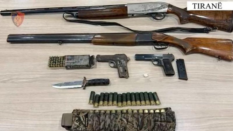 Qarkullonin më armë në makinë, në pranga dy të rinjtë në Tiranë! Njëri prej tyre me precedent të mëparshëm për plagosje