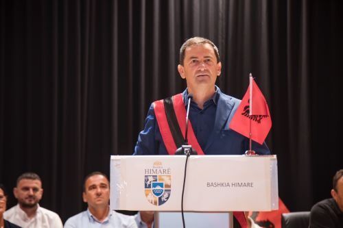 Media italiane: Vangjel Tavo, Kryetari i Bashkisë që rilidhi Himarën me komunitetin e saj dhe botën