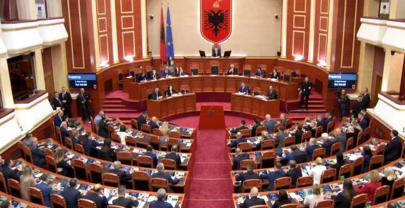 Skadon afati kushtetues: Presidenti Begaj e kalon në heshtje ligjin për “barazinë gjinore”