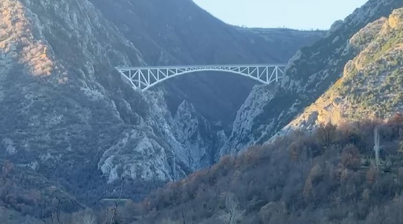 Policia jep detajet për trupin e pajetë të gjetur poshtë urës në Klos