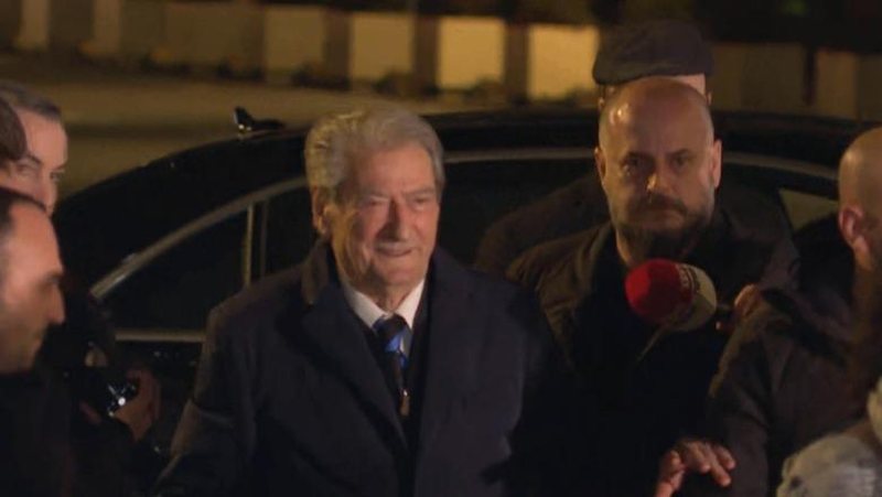 “Berisha kërkon t’i kënaqë të tijtë me lugë bosh”, Mërtiri: Opozita e pafuqishme për të bërë protesta