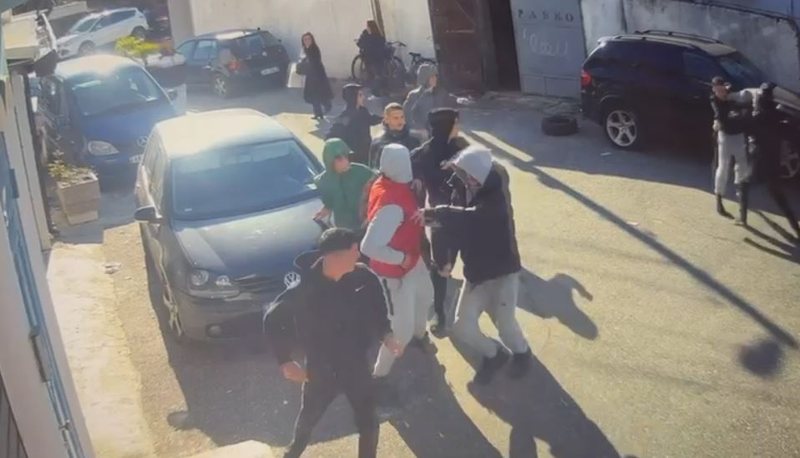 Përplasja e dhunshme para gjimnazit në Shkodër, arrestohen 2 të rinj, procedohen 5 të tjerë