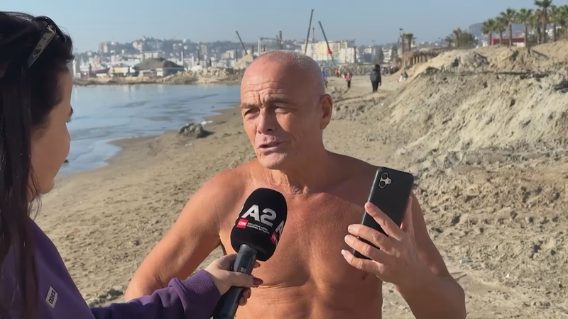 Plazh në dhjetor në Durrës, qytetarët shijojnë diellin dhe detin