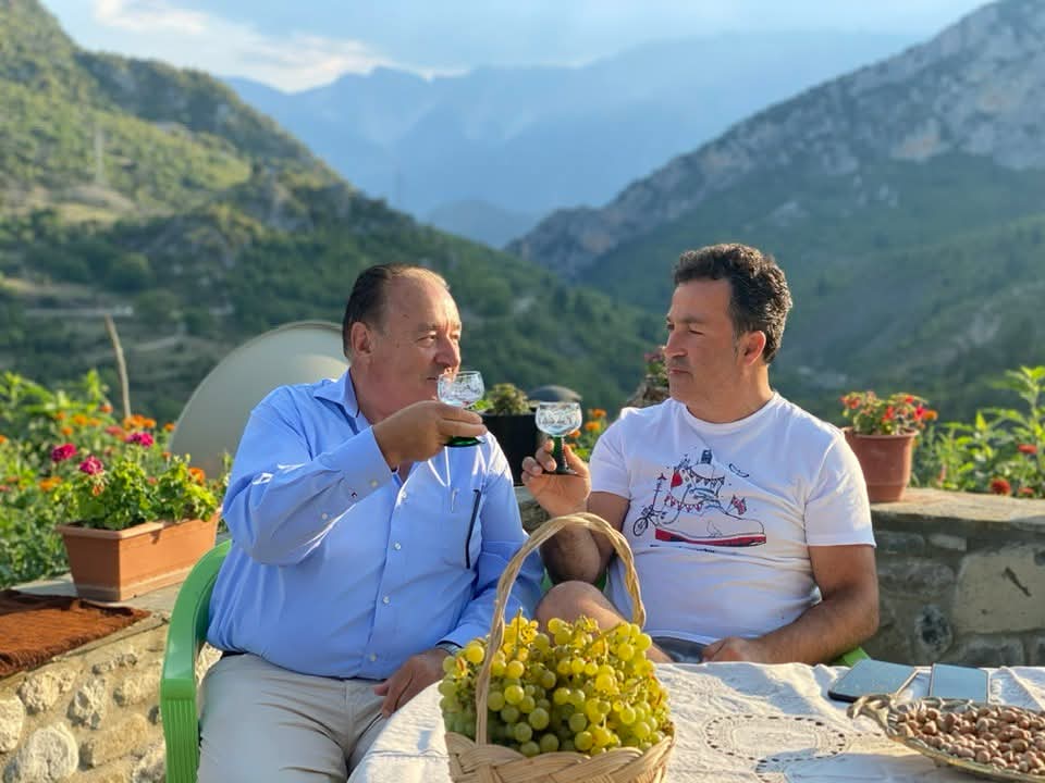raqka-i-korces-skeme-korrupsioni-me-maksin-e-plehrave-nje-raport-i-klsh-mashtrim-me-kontratat-dhe-nje-afere-qe-po-kopsitet-fakte-per-dy-hajdutet-e-pastrimit-dhe-marjela-peri-si-gjethe-fiku