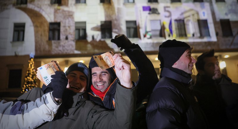 Bullgarët nuk janë të lumtur që nga sot do të përdorin euron