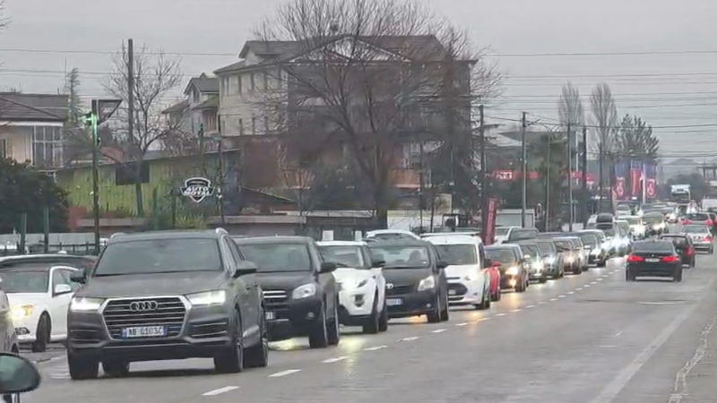Vijon trafiku i rënduar në aksin Librazhd-Elbasan, radha kilometrike e makinave prek edhe rrugën për në Tiranë