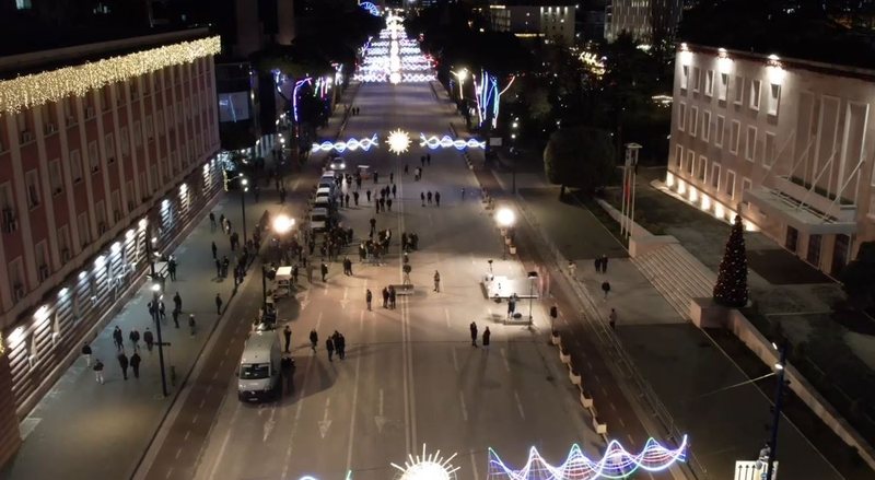 FOTO/ Sali Berisha rinis “Foltoret” para Kryeministrisë: Opozita pa mbështetje në bulevard