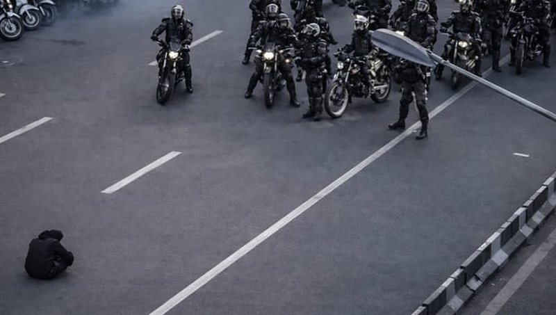 Policia iraniane sulmon një spital dhe rrëmben protestuesit e plagosur