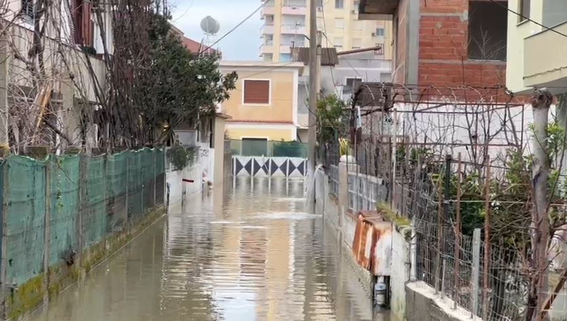 Përmbytjet edhe në sytë e mediave ndërkombëtare, Al Jazeera shpërndan pamjet nga Durrësi