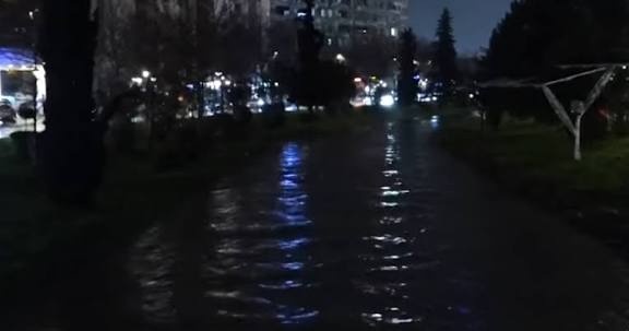 Lana rrezikon të dalë nga shtrati te “Pallati me Shigjeta”, reshjet e shiut rrisin nivelin e ujit