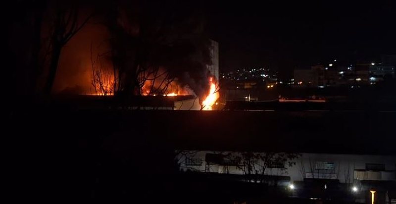 VIDEO/ Zjarr në tregun e rrobave të përdorura te “5 maji” në Tiranë