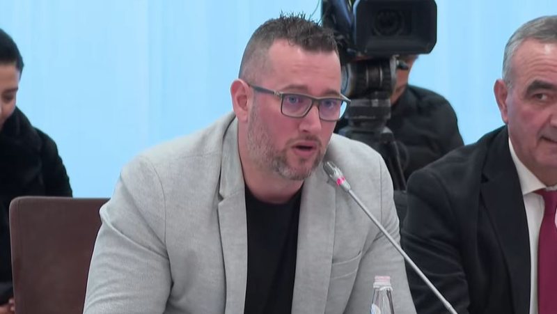“Do iki të marrë fëmijët nga kopshti”, Flor Binaj i bie shkurt: O duhet të merremi vesh tani, ose s’kemi pse të qahemi!