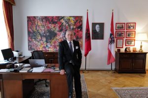 Nga larësi i pjatave tek diplomati i nivelit të lartë