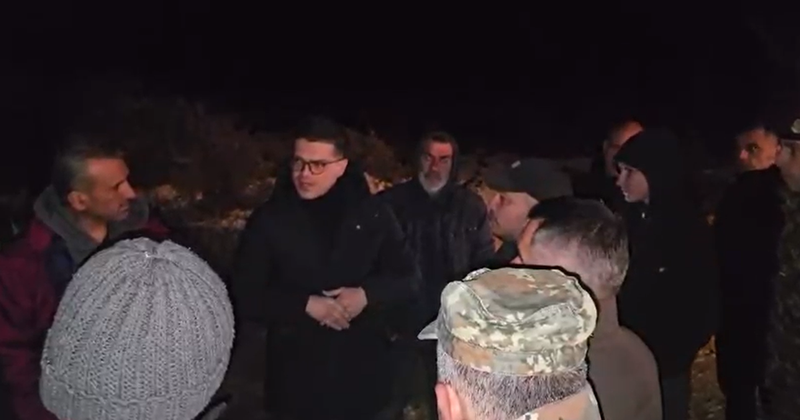 Ministri Vengu në fshatin Bashaj të Vlorës, i kërkon banorëve të mos rrezikojnë jetën për hapjen e rrugës
