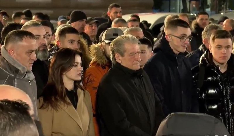 Berisha mbërdhin se ftohti ikën nga protesta pas 10 minutash