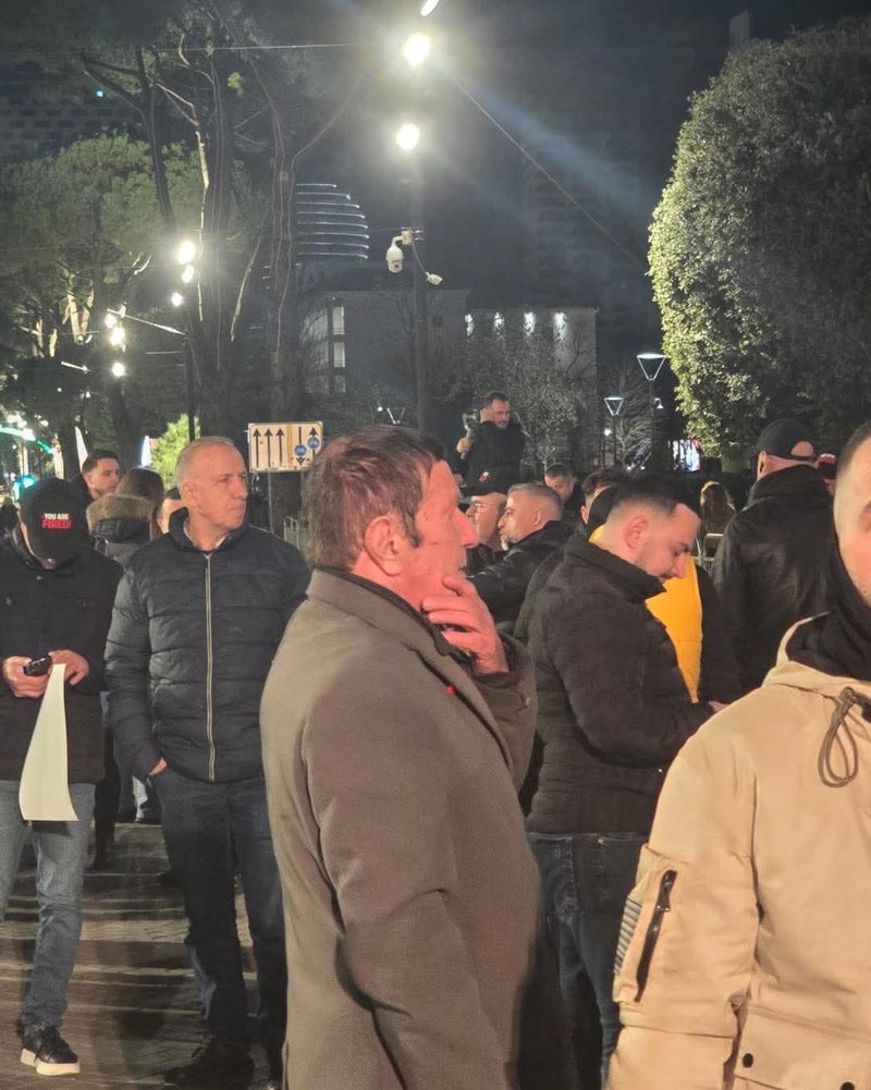 FOTOLAJM/ Berisha “tradhtohet” nga një tjetër aleat, Jenisheri i bashkohet protestës së Lapajt