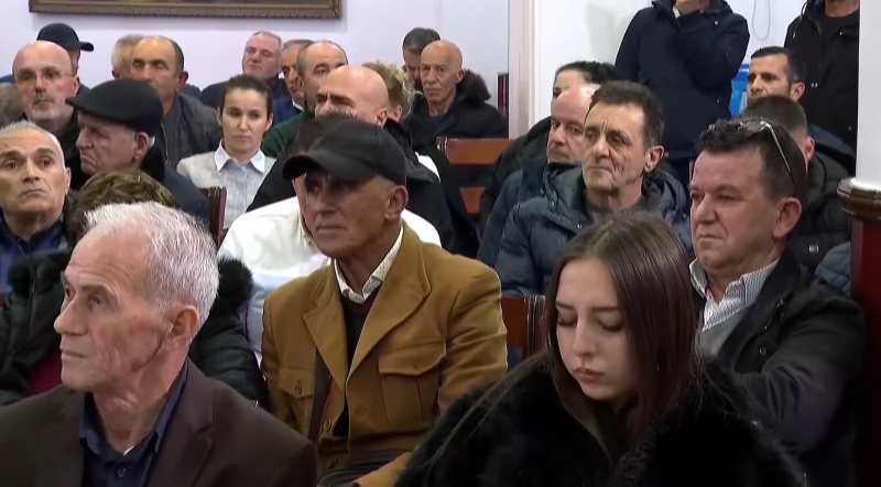FOTO/ Berisha braktiset nga demokratët, pjesëmarrje minimale në ‘Foltoren’ e Tiranës