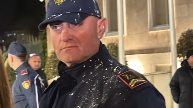 Protesta e Lapajt në fund, hedhin miell drejt policëve
