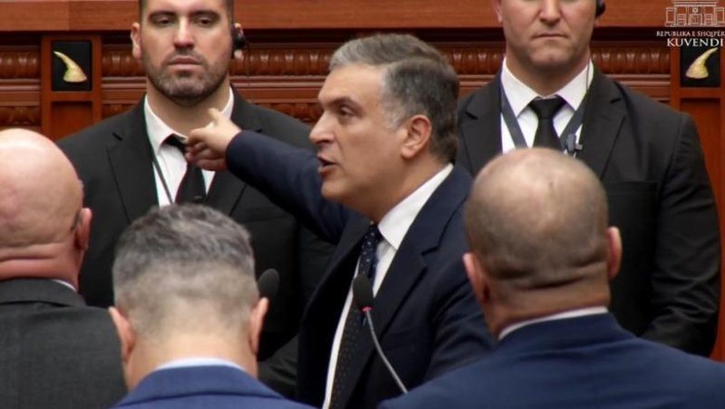 Tedi Blushi i drejtohet Niko Peleshit: Jeni bërë mburojë e korrupsionit