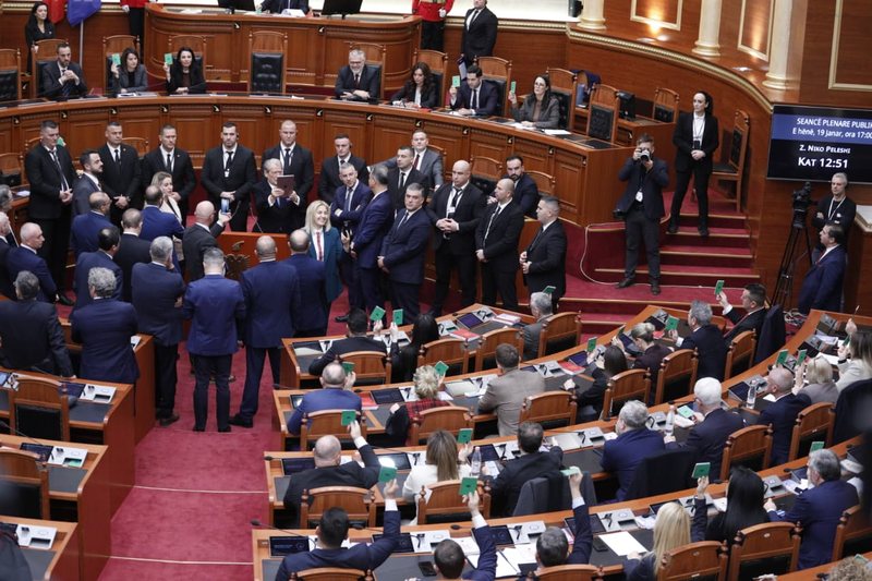 FOTOT/ Berisha bën kameramanin me iPad në dorë në Kuvend, ç’ndodhi në 20 minuta seancë ‘blic’