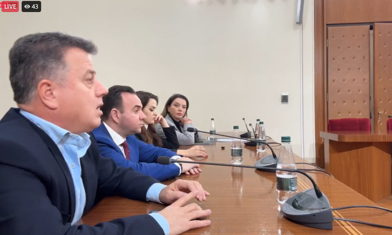 Nis me debate mbledhja e Byrosë së Kuvendit: Deputetët e PD, nën shembullin e Berishës, dalin ‘live’ në Facebook