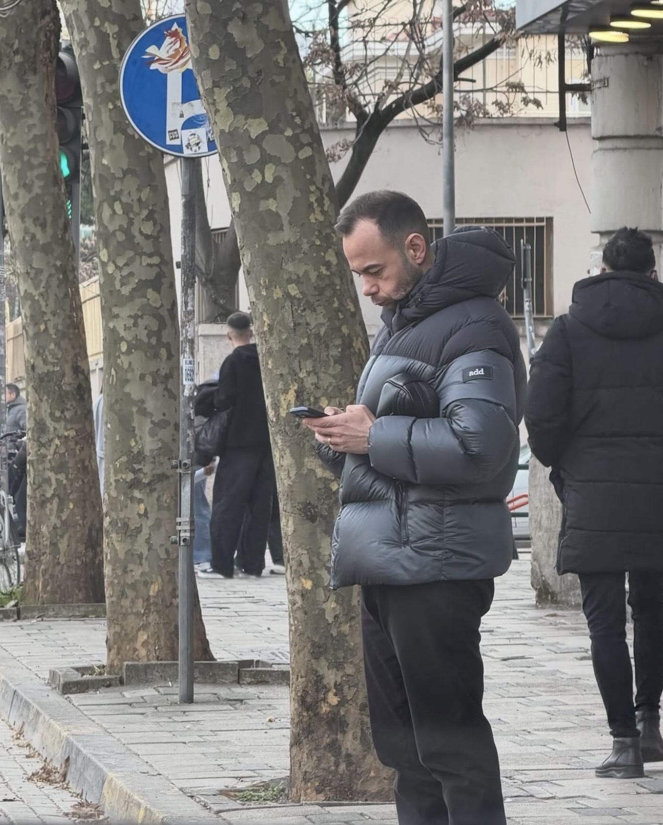 Ish-deputeti i PS Alqi Bllako tërheq vëmendjen e qytetarëve në Tiranë pas daljes nga burgu