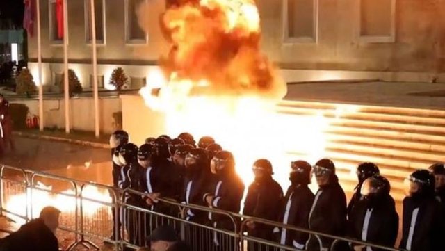 Mediat e huaja pasqyrojnë protestën e PD: Trazira gjatë demonstratës, protestuesit hodhën molotov drejt Parlamentit të Shqipërisë